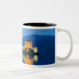 Mooie Eileen Donan Castle in het westen van Dornie Tweekleurige Koffiemok
