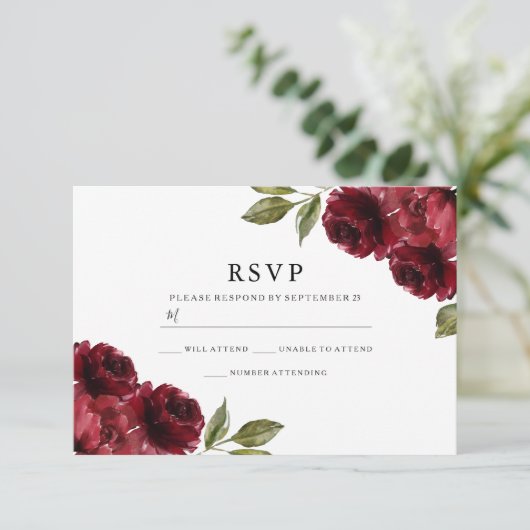 Mooie Elegant Burgundy Red Flowers Weddenschap RSVP Kaartje (Staand voorkant)