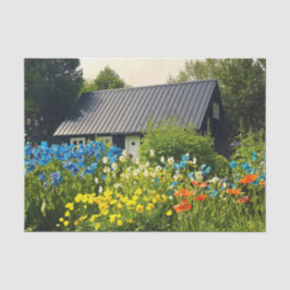 Mooie en kleine boswoning met hoge wilde bloemen tissuepapier