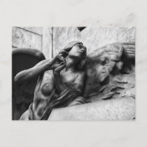 Mooie engel met serene blik naar de hemel