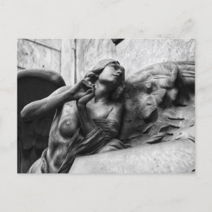 Mooie engel met serene blik naar de hemel briefkaart