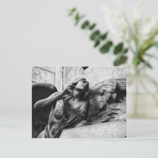 Mooie engel met serene blik naar de hemel briefkaart (Staand voorkant)