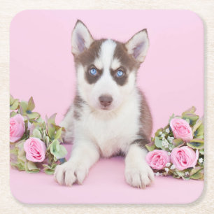Mooie estige puppy met roze rozen kartonnen onderzetters