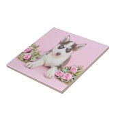 Mooie estige puppy met roze rozen tegeltje (Zijkant)