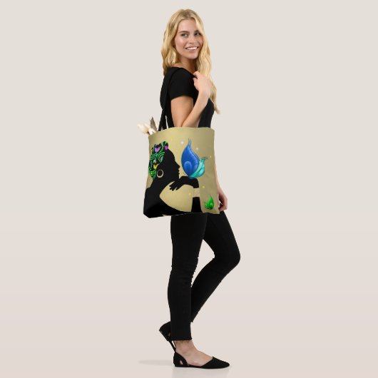 Mooie etnische vrouw over print tas (Op model)