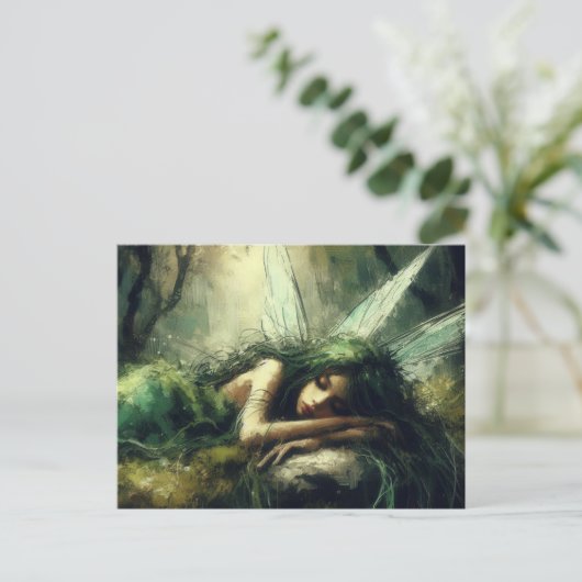 Mooie Fairy slaapt op een mossy plekje in het bos Briefkaart (Staand voorkant)