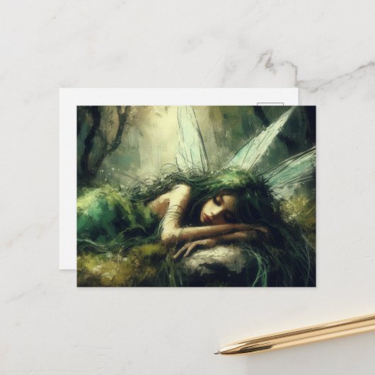 Mooie Fairy slaapt op een mossy plekje in het bos Briefkaart (Voorkant / Achterkant in situ)