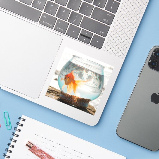 Mooie fantail goudvis in kom van Ocean Sticker (Laptop met iPhone)