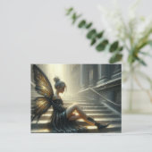 Mooie fee in een zwarte jurk zittend op een trap briefkaart (Staand voorkant)