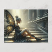 Mooie fee in een zwarte jurk zittend op een trap briefkaart (Voorkant)