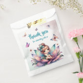 Mooie fee zittend in een bloem bedankzakje (Gezegeld)