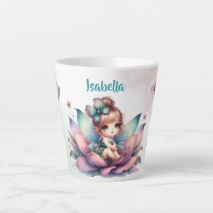 Mooie fee zittend in een bloem latte mok