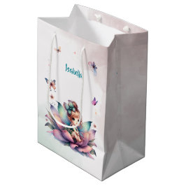 Mooie fee zittend in een bloem medium cadeauzakje