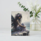 Mooie fee Zittend op een klif Dragen van Paarse Briefkaart (Staand voorkant)