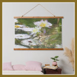 Mooie Floral Monet Style Lily Pond Hangend Wandkleed<br><div class="desc">Dit is een stuk artistieke fotografie van de lievelvijver in Central Park, NYC — gemaakt in de impressionistische stijl van Monet. U kunt thuis genieten van uw wensen. Om het even welke ontwerpvragen verzenden enkel een praatje of een e-mail naar charmdesignstudio@rcn.com en wij zullen zeer verheugd zijn om te helpen....</div>
