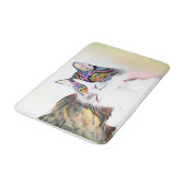 Mooie, fluffige kat met regenboogbont badmat (Gekanteld)