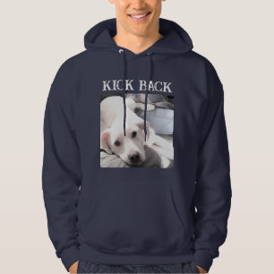 Mooie foto van een hond die achterover leunt met z hoodie