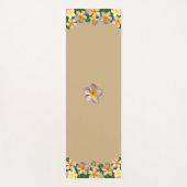 Mooie Frangipani-bloemen op Light Beige Yogamat (Voorkant)