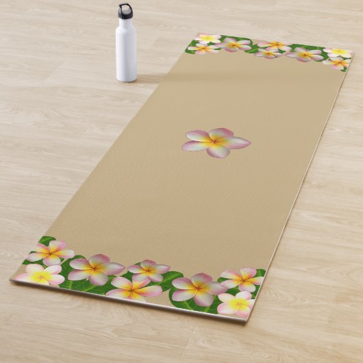 Mooie Frangipani-bloemen op Light Beige Yogamat (In situ)