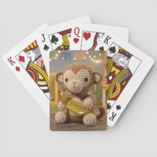 Mooie gehaakte aap die een banaan vasthoudt in de  pokerkaarten