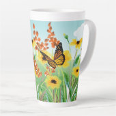 Mooie gele bloemen blauwe hemel en vlinder latte mok (Rechterhoek)