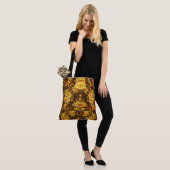 Mooie  gele bloemen Monogram Tote Bag (Op model)