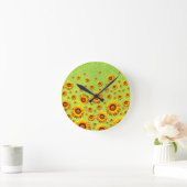 Mooie gele bloemen op abstract groen ronde klok (Huis)