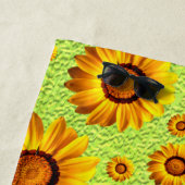 Mooie gele bloemen op abstract groen strandlaken (In situ)