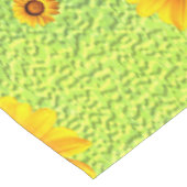 Mooie gele bloemen op abstract groen tafelkleed (Gekanteld)