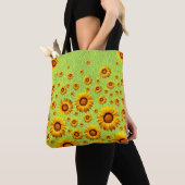 Mooie gele bloemen op abstract groen tote bag (Dichtbij)