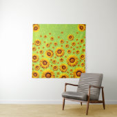 Mooie gele bloemen op abstract groen wandkleed (In situ)