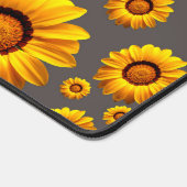 Mooie gele bloemen op grijze achtergrond bureaumat (Hoek)