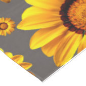Mooie gele bloemen op grijze achtergrond tafelkleed (Gekanteld)
