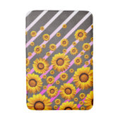 Mooie gele bloemen op grijze, roze strepen badmat (Voorkant Verticaal)