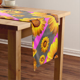 Mooie gele bloemen op grijze, roze strepen korte tafelloper