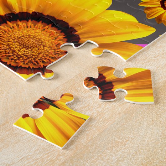 Mooie gele bloemen op grijze, roze strepen legpuzzel (Zijkant)