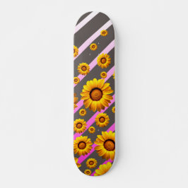 Mooie gele bloemen op grijze, roze strepen persoonlijk skateboard