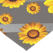 Mooie gele bloemen op grijze zilveren strepen korte tafelloper (Hoek)