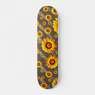 Mooie gele bloemen op grijze zilveren strepen persoonlijk skateboard
