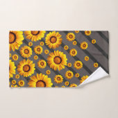 Mooie gele bloemen op grijze, zwarte strepen bad handdoek (Handdoek)