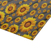 Mooie gele bloemen op grijze, zwarte strepen snijplank (Hoek)