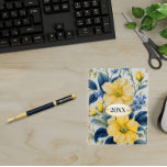Mooie gele en blauwe bloemen planner<br><div class="desc">Mooie gele en blauwe bloemen bedekken deze planner. Helder en vrolijk,  met een Franse landelijke uitstraling. Een  gouden badge met een crèmekleurig centrum heeft ruimte voor het lopende jaar.</div>