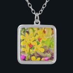 Mooie gele herfstorchideeën zilver vergulden ketting<br><div class="desc">Mooie gele orchideeën mooie gele orchidee bloemen. Foto van Sandy Closs Great voor alle seizoenen in de lente van de zomer en herfst. tropisch,  modern,  herfst,  bloem,  bloemen,  bloem,  lente,  orchidee,  tuin,  bruiloft,  bruiloften.</div>