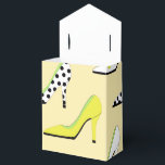 Mooie Gele Hoge Hakken Bedankdoosjes<br><div class="desc">Op zoek naar een glamoureuze feestdoos? Dan is de zoektocht nu voorbij. Deze feestdoos heeft modieuze hooggehakte schoenen in meerdere kleuren op een gele achtergrond. Sommige hakken zijn geel, andere wit en sommige hebben polka stippen. Een leuke aanvulling voor een bruidsfeest, verjaardagsfeest of andere chique gelegenheden. Bestel de jouwe vandaag...</div>