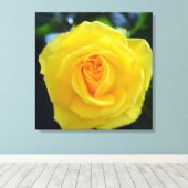 Mooie gele roos bloem fotografie. canvas afdruk (Insitu (Houten vloer))