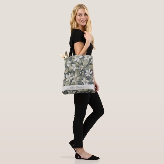 Mooie gepersonaliseerde ivoren bloesems op Sage Tote Bag (Op model)