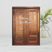 Mooie gesneden houten deur bruiloft uitnodiging (Staand voorkant)