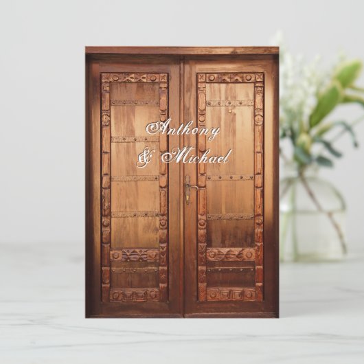 Mooie gesneden houten deur bruiloft uitnodiging (Staand voorkant)