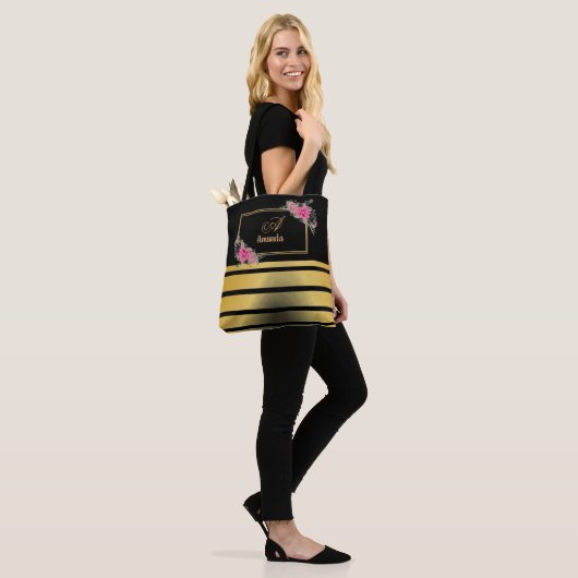 Mooie glanzende gouden strepen meisjesnaam monogra tote bag (Op model)