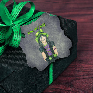 Mooie goth-meisje groene hoed tatoeages donkergrij bedankjes labels